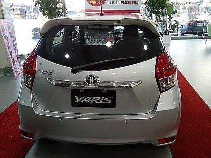 Spoiler eleron pentru Toyota Yaris (2019+) - negru lucios